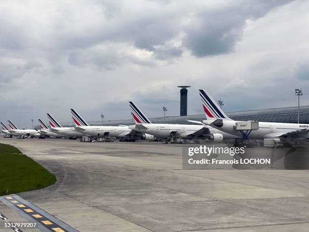 Avions de ligne de la compagnie "Air France" cloués sur le tarmac de l'aéroport de Roissy CDG sur à la crise du COVID-19 et ciel nuageux, 30 avril...