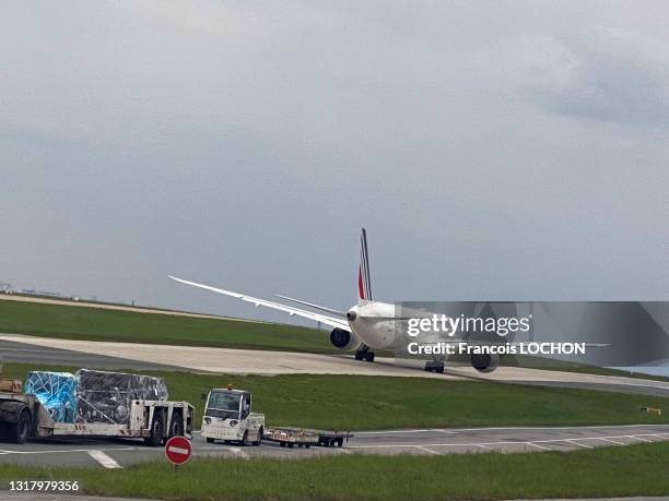 Décollage d'un avion de ligne "Boeing 777-300" de la compagnie "Air France" sur une piste de l'aéroport de Roissy CDG, 30 avril 2021.