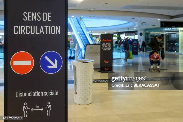 Panneau "Sens de circulation, distanciation sociale" dans le centre commercial "Les Quatre temps" le 13 janvier 2021, quartier de la Défense.