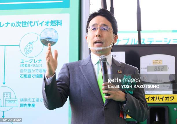 Le président de la bio-entreprise japonaise Euglena, Mitsuru Izumo, fait le plein de biodiesel, dont 10% de biocarburant est produit à partir de...