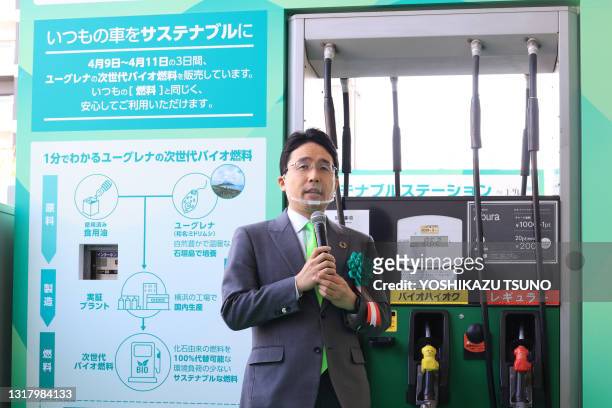 Le président de la bio-entreprise japonaise Euglena, Mitsuru Izumo, fait le plein de biodiesel, dont 10% de biocarburant est produit à partir de...