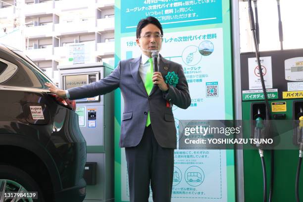 Le président de la bio-entreprise japonaise Euglena, Mitsuru Izumo, fait le plein de biodiesel, dont 10% de biocarburant est produit à partir de...