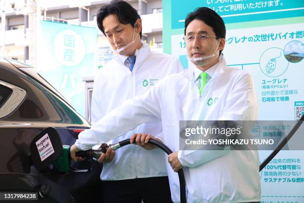 Le président de la bio-entreprise japonaise Euglena, Mitsuru Izumo, fait le plein de biodiesel, dont 10% de biocarburant est produit à partir de...