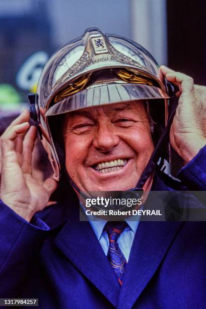 Jean-Marie Le Pen, Président du parti politique d'extrême droite "Front National" porte un casque de pompier le 24 Juin 1990 à Villeurbanne.