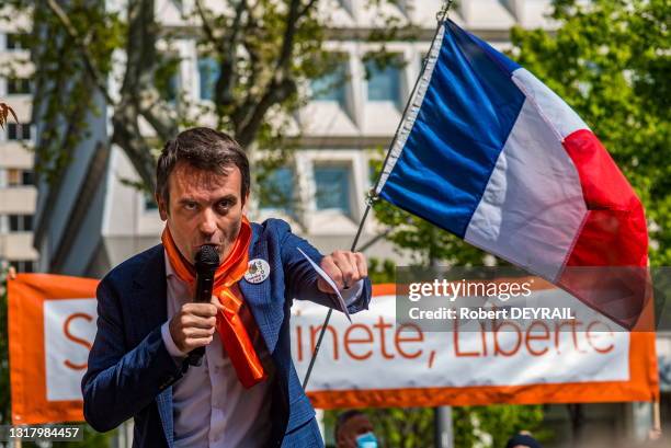 Florian Philippot président du parti "Les Patriotes" devant la foule lors du rassemblement "anti-confinement" contre les masques, pour la chloroquine...