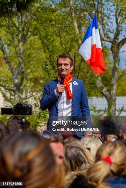 Florian Philippot président du parti "Les Patriotes" devant la foule lors du rassemblement "anti-confinement" contre les masques, pour la chloroquine...