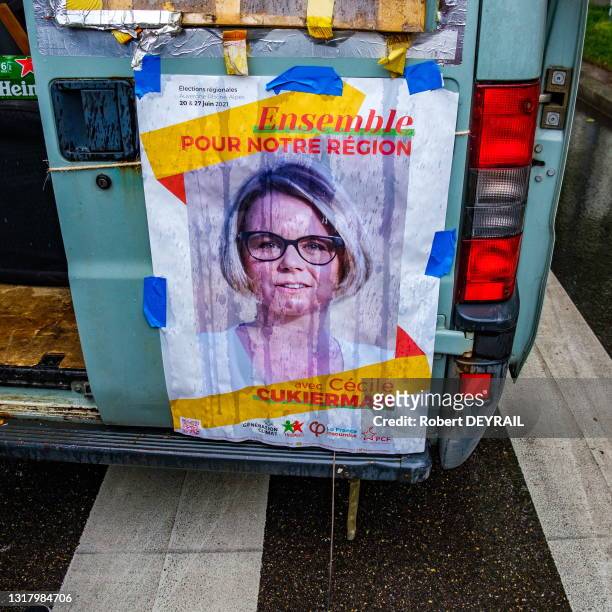 Affiche d'une candidate aux élections sur une camionette du Parti Communiste lors de la manifestation rassemblant 3000 personnes le 1er mai 2021 à...