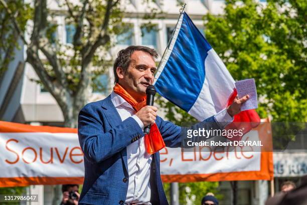 Florian Philippot président du parti "Les Patriotes" devant la foule lors du rassemblement "anti-confinement" contre les masques, pour la chloroquine...