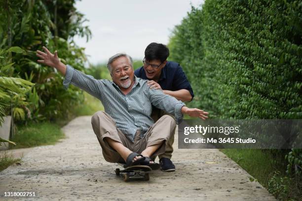 happiness moment relationship family asia outdoor - um dia na vida de imagens e fotografias de stock