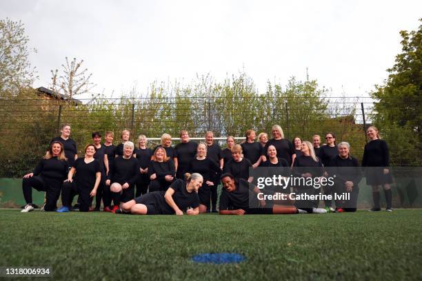 group portrait of women's soccer team on soccer pitch - menopossibilities stock-fotos und bilder