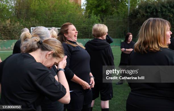 female soccer players interacting on soccer pitch - menopossibilities stock-fotos und bilder