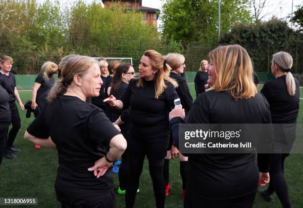 female soccer players interacting on soccer pitch - menopossibilities stock-fotos und bilder