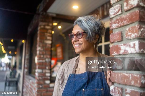 senior black business owner außerhalb ihres ladens - testimonial stock-fotos und bilder