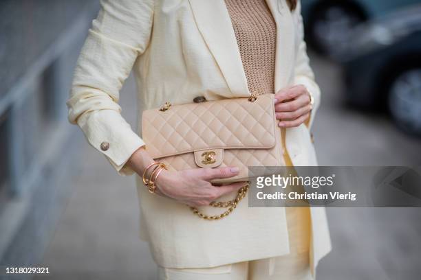 59.229 Chanel Bag Street Style Bilder und Fotos - Getty Images
