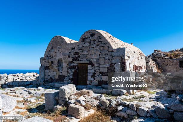 greece, santorini, ruined house in ancient thera - ancient thira stock pictures, royalty-free photos & images