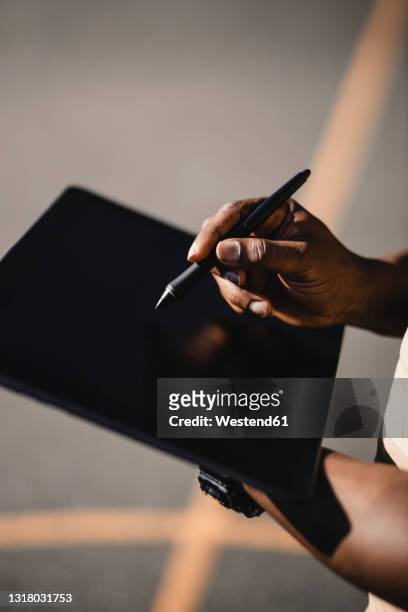 man with digitalized pen using tablet during sunny day - bolígrafo digitalizado fotografías e imágenes de stock