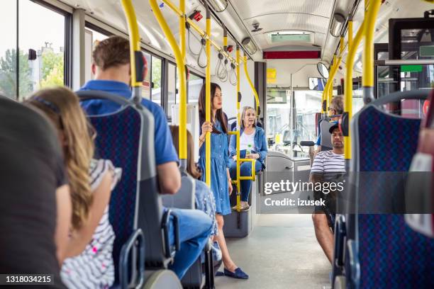 passagiers woon-werkverkeer in het openbaar vervoer - people on buses stockfoto's en -beelden