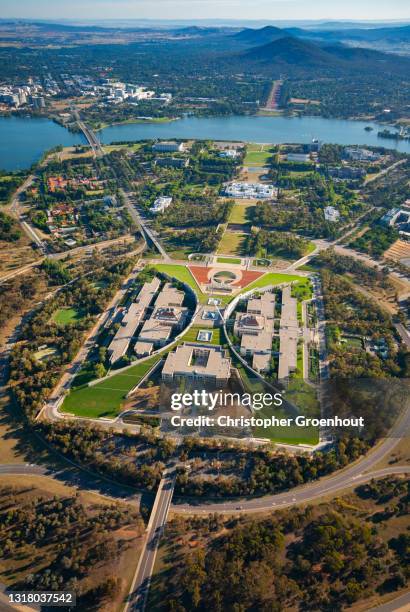 aerial view of parliament house and lake burley griffin, canberra - canberra stock-fotos und bilder