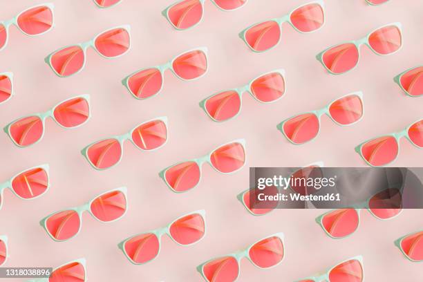 three dimensional pattern of rows of pink sunglasses - óculos escuros acessório ocular - fotografias e filmes do acervo