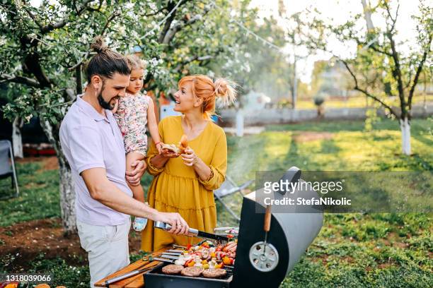 schön und frisch - backyard barbecue stock-fotos und bilder