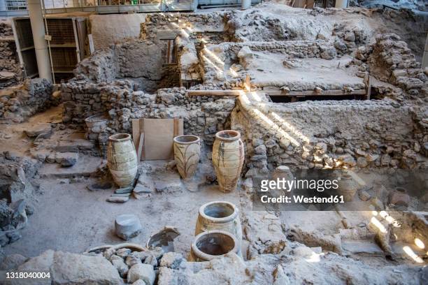 greece, santorini, akrotiri, ruins of prehistoric settlement - akrotiri stockfoto's en -beelden