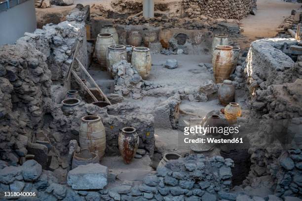 greece, santorini, akrotiri, ruins of prehistoric settlement - akrotiri fotografías e imágenes de stock