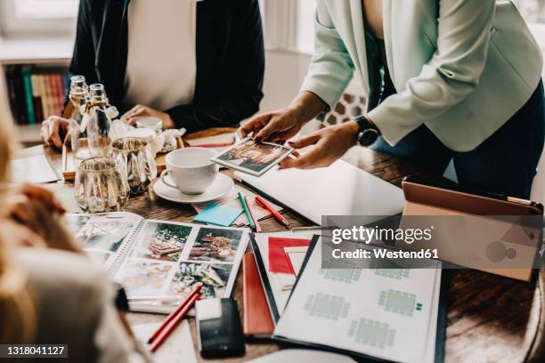 female event planners explaining to customer during meeting - wedding planner 個照片及圖片檔