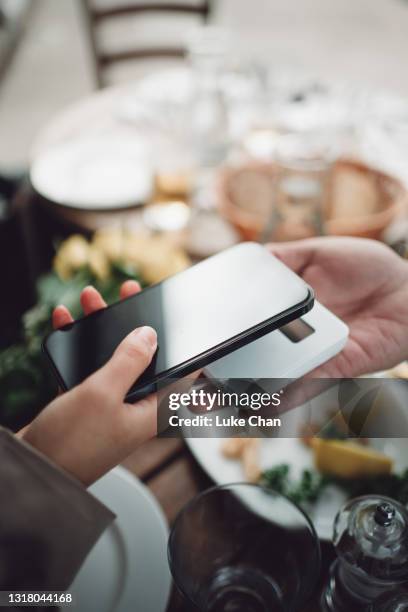 close-up die van contactloze betaling met smartphone is ontsproten - card reader stockfoto's en -beelden