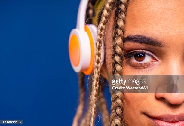 smiling braided hair woman with headphones - braided hair imagens e fotografias de stock