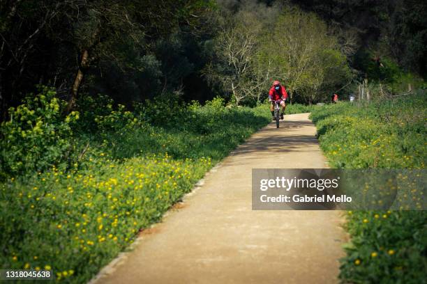 man riding a bike at trilho da ribeira das vinhas in cascais - trilho 個照片及圖片檔