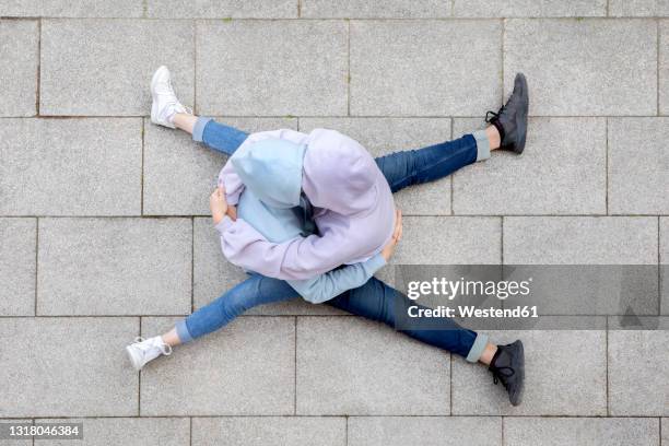 couple embracing while kissing each other outdoors - intertwined photos et images de collection