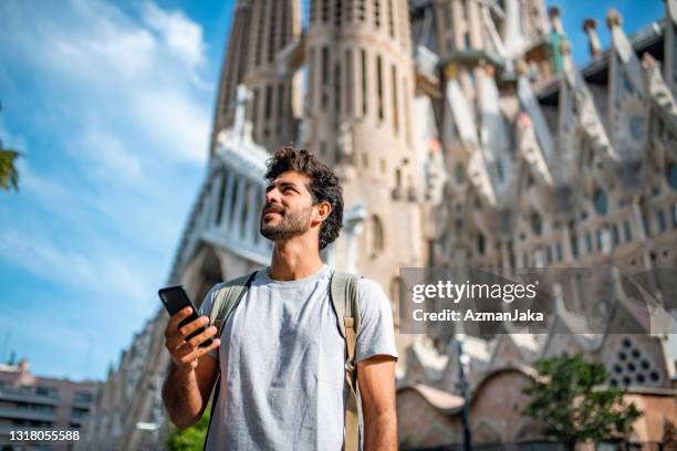 mittlere erwachsene männliche tourist mit smartphone in barcelona - europe travel stock-fotos und bilder