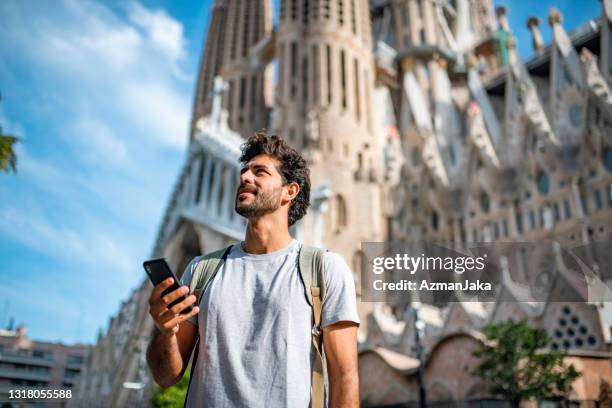 mittlere erwachsene männliche tourist mit smartphone in barcelona - tourist stock-fotos und bilder