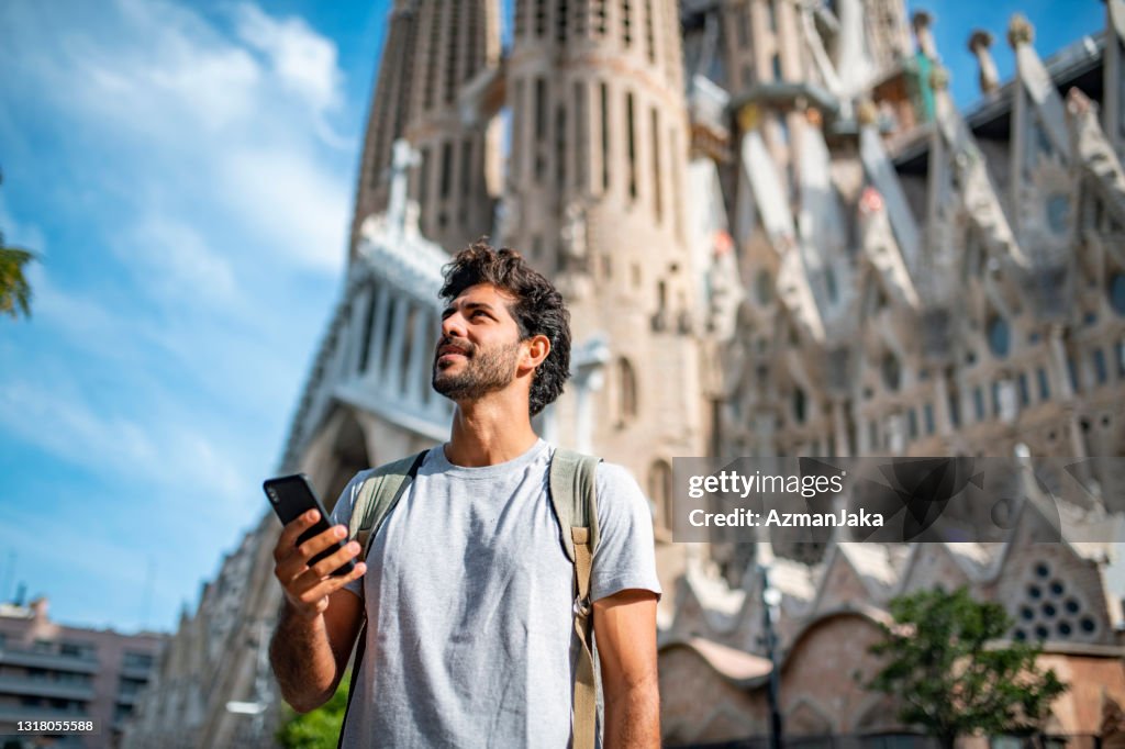 Turista maschio adulto medio con smartphone a Barcellona