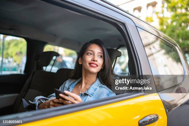 retrato cándido de una turista en el asiento trasero del taxi - domestic car fotografías e imágenes de stock