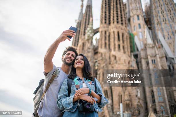 avistadores en barcelona haciéndose selfies en la sagrada familia - gaudi fotografías e imágenes de stock