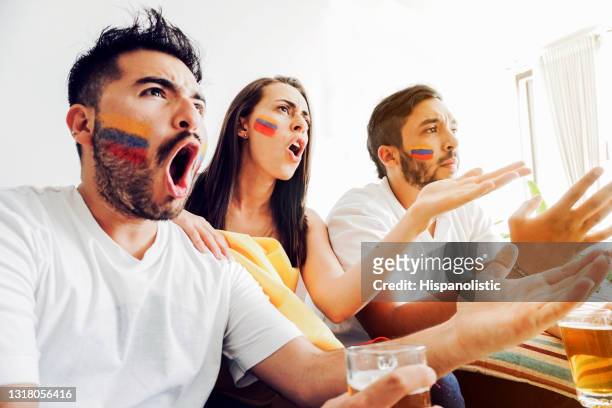 コロンビアのサッカーファンは、自宅で試合を見て、ファウルについて不平を言う - foul sports ストックフォトと画像