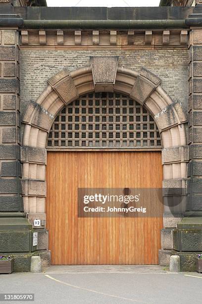 wandsworth gefängnis gate - uk prison stock-fotos und bilder