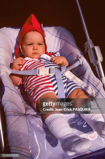 Bébé aux couleurs du drapeau français dans sa poussette durant les commémorations de la Révolution Française, juillet 1989, Paris, France.