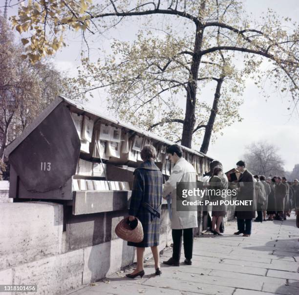 échoppe d'un bouquiniste sur un quai de la Seine à Paris, circa 1960.