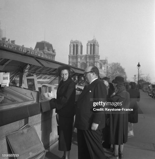 Le premier ministre de Belgique Paul-Henri Spaak devant l'échoppe d'un bouquiniste sur le quai de Montebello, le 19 février 1949, à Paris.