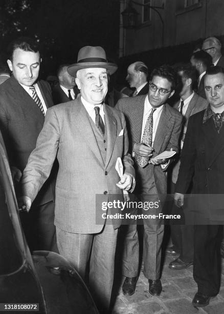 Le président du Conseil des ministres Henri Queuille annonçant sa démission à la presse au château de Rambouillet, le 5 octobre 1949.
