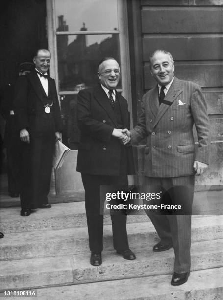 Arrivée d'Henri Queuille et René Mayer pour une consultaion au palais de l'Elysée lors de la crise ministérielle, le 19 octobre 1949, à Paris.