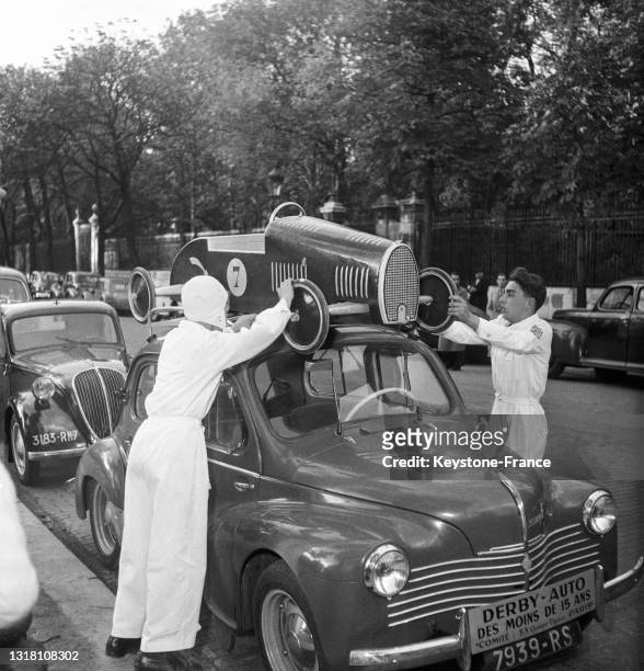 Concurrents de la course de caisse à savon du 'Derby automobile des moins de 15 ans', le 27 octobre 1949, à Paris.