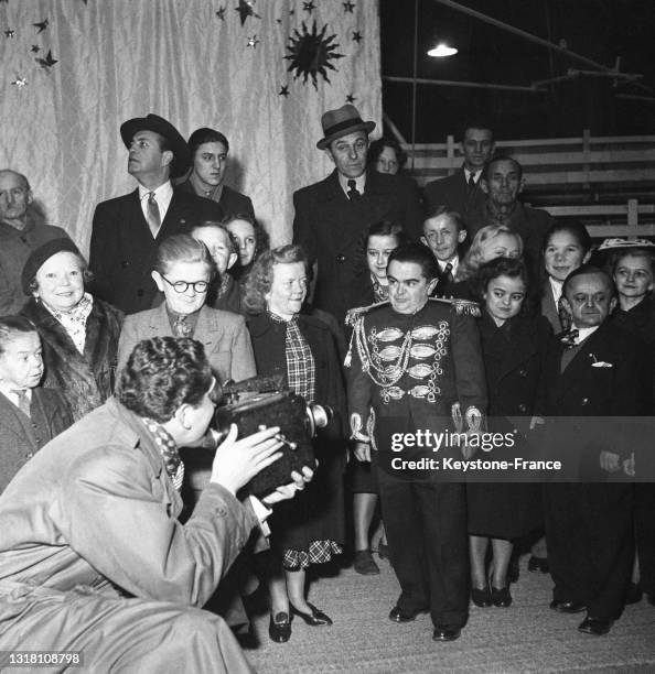 Groupe des personnes de petite taille au salon de l'Enfance, le 30 novembre 1949, à Paris.