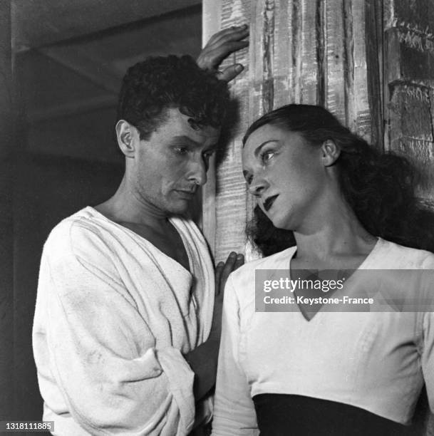 Jean-Louis Barrault et Maria Casarès sur scène dans la pièce 'Etat de siège' au théâtre Marigny, le 28 octobre 1948, Paris.