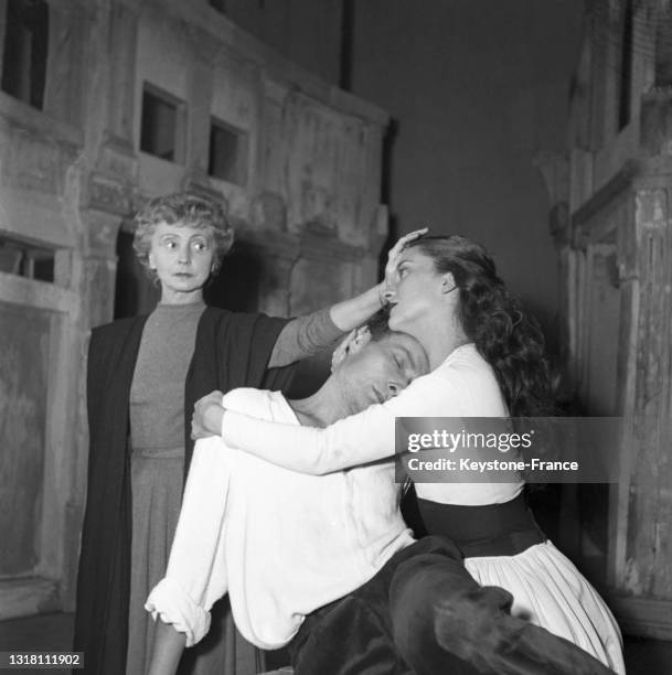 Madeleine Renaud, Jean-Louis Barrault et Maria Casarès sur scène dans la pièce 'Etat de siège' au théâtre Marigny, le 28 octobre 1948, Paris.