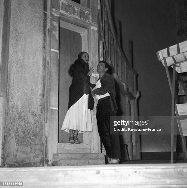 Maria Casarès et Jean-Louis Barrault sur scène dans la pièce 'Etat de siège' au théâtre Marigny, le 28 octobre 1948, Paris.