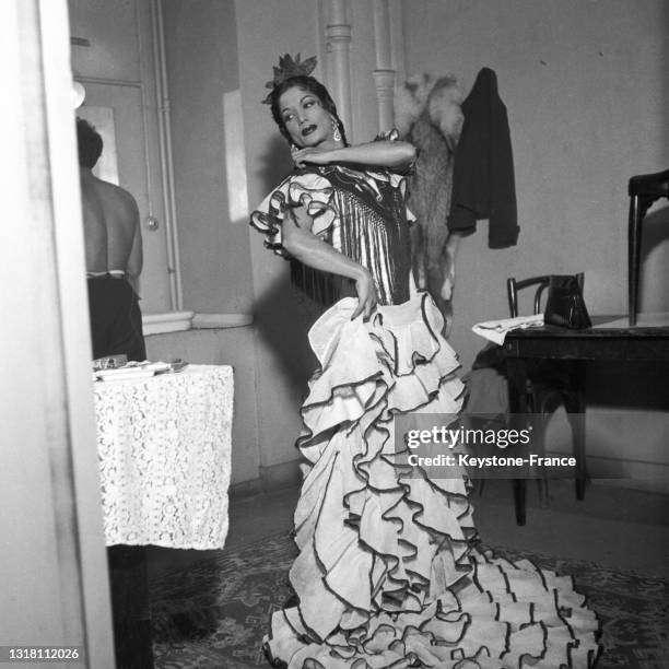 Carmen Amaya se préparant dans sa loge avant un spectacle à Paris, le 23 décembre 1948.