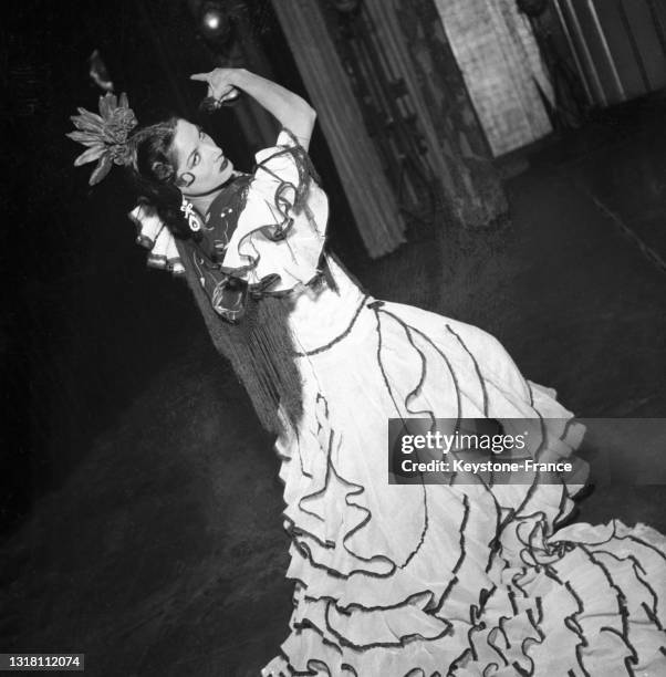 La danseuse de flamenco espagnole Carmen Amaya sur scène à Paris, le 24 novembre 1948.